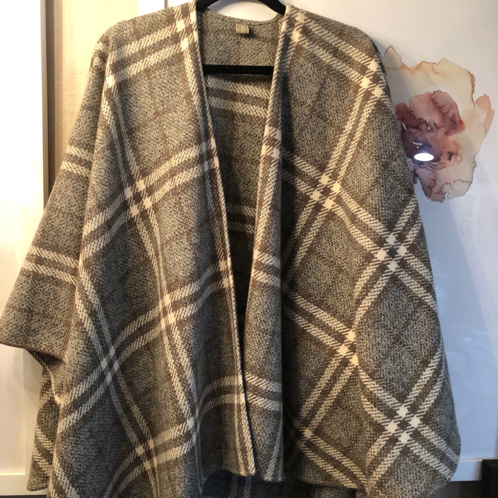 Burberry Lambswool gray checkered shawl/wrap/cape